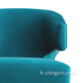 Velvet vert enveloppé autour de la chaise de bras avec des jambes coiffées